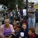 Maduro da más poder a Ejército, responsable por crisis