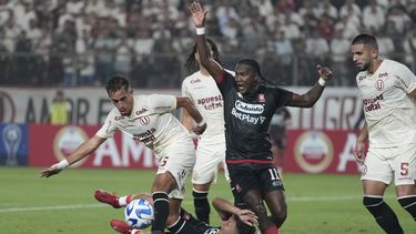 ARCHIVO - Hugo Rodallega (2do de derecha a izquierda) hace un reclamo al árbitro durante un partido de la Copa Sudamericana entre Santa Fe de Colombia y Universitario de Perú, el 4 de mayo de 2023 (AP Foto/Martín Mejía)