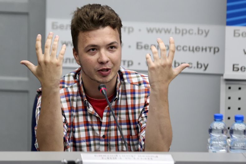 ARCHIVO - El periodista disidente bielorruso Raman Pratasevich hace gestos mientras habla en una conferencia de prensa en el Centro Nacional de Prensa de Asuntos Exteriores en Minsk, Bielorrusia, el lunes 14 de junio de 2021. Una corte en Bielorrusia le condenó el miércoles 3 de mayo de 2023 a ocho años de prisión, tras una dramática detención en la que fue sacado de un avión obligado a aterrizar en Bielorrusia. (Ramil Nasibulin/BelTA pool photo via AP, File)