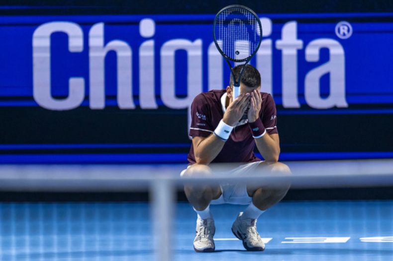 El serbio Novak Djokovic reacciona durante su partido contra el alemán Jan-Lennard Struff en el torneo de tenis Swiss Indoors, en el St. Jakobshalle de Basilea, Suiza, el jueves 29 de octubre de 2029. (Claudio Thoma/Keystone vía AP)