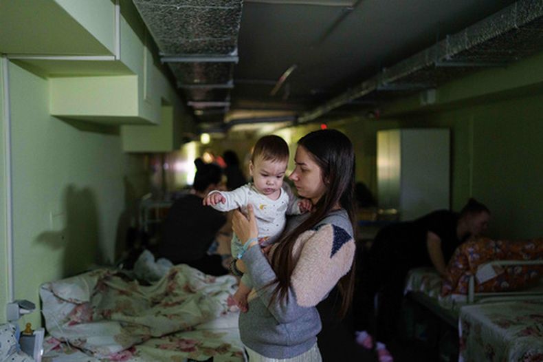 Marharyta Nekhoroshyva sostiene a su hijo Mark dentro de un refugio en el hospital infantil regional de Zaporiyia, Ucrania, el jueves 7 de mayo de 2026. (AP Foto/Evgeniy Maloletka)