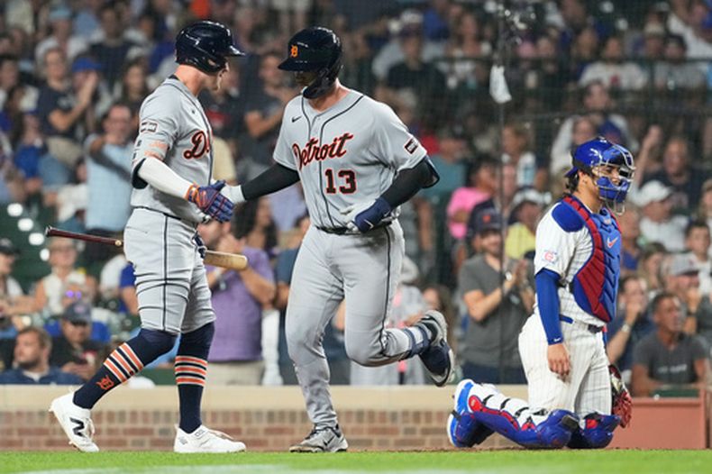 Dillon Dingler (13), de los Tigres de Detroit, celebra con Kerry Carpenter (izquierda) tras conectar un jonrón solitario durante la octava entrada de un partido de béisbol contra los Cachorros de Chicago en Chicago, el lunes 20 de julio de 2026. (Foto AP/Nam Y. Huh)