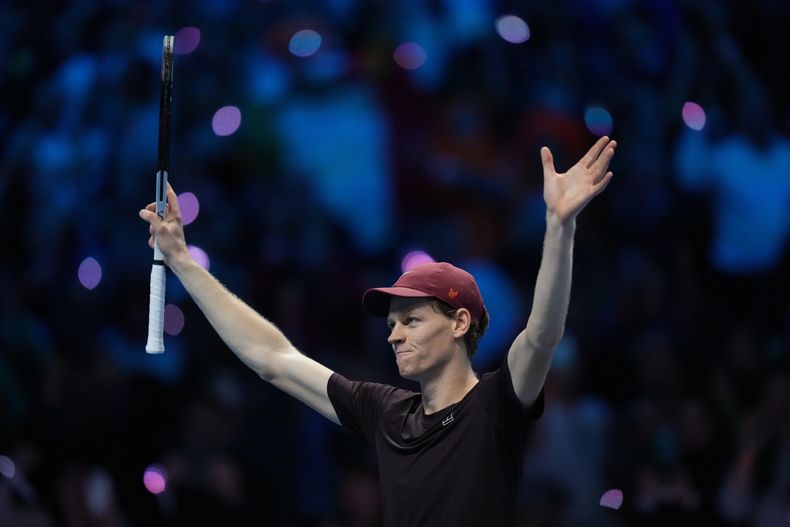El italiano Jannik Sinner reacciona tras ganar la final de las Finales de la ATP al superar al español Carlos Alcaraz el domingo 16 de noviembre del 2025. (AP Foto/Antonio Calanni)