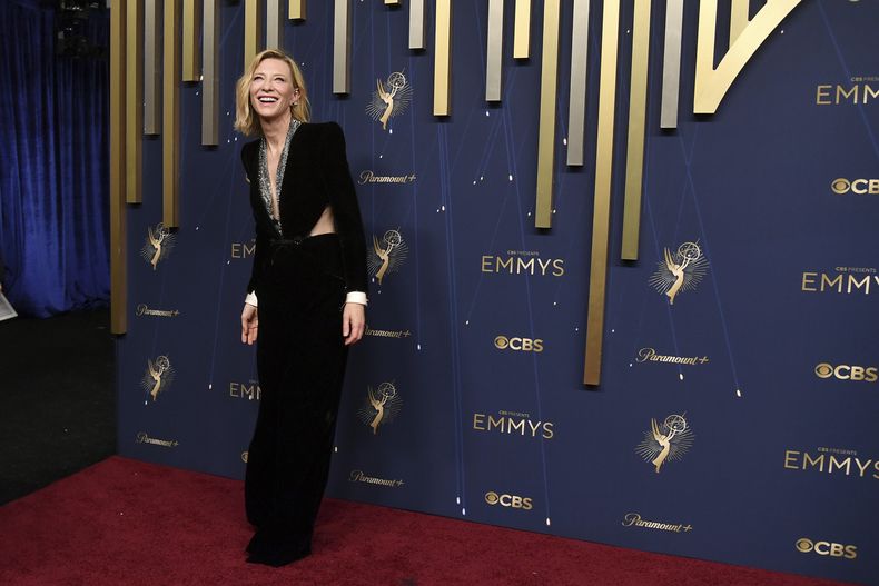 Cate Blanchett llega a la 77.ª edición de los Premios Emmy el domingo 14 de septiembre de 2025 en el Teatro Peacock de Los Ángeles. (Foto Richard Shotwell/Invision/AP)
