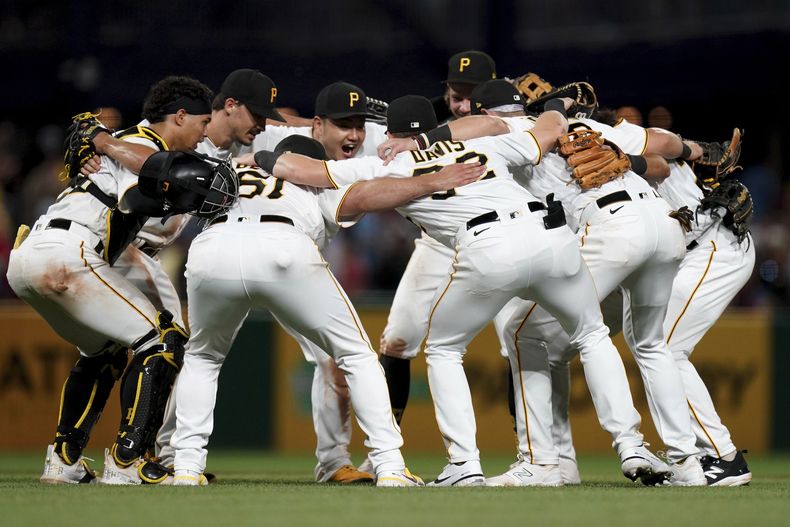 Los Piratas de Pittsburgh festejan el triunfo sobre los Filis de Filadelfia, el sábado 29 de julio de 2023 (AP Foto/Matt Freed)