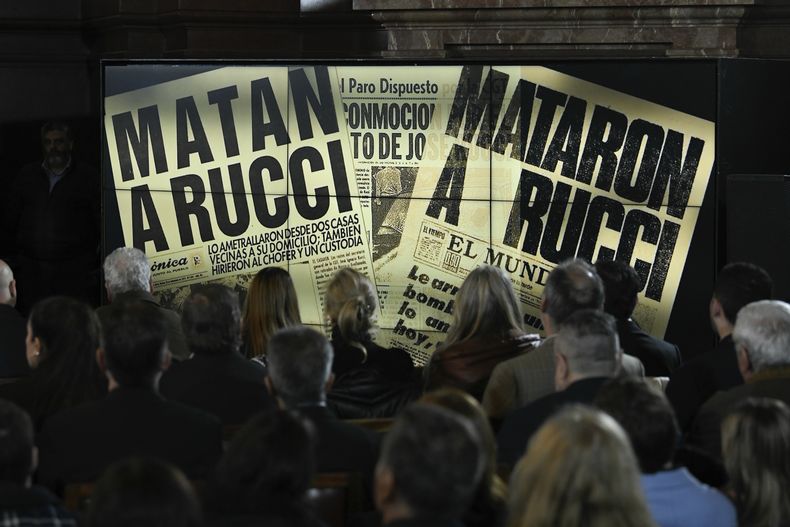 Titulares de prensa que informan del asesinado en 1973 de Juan Ignacio Rucci son proyectados en una pantalla en un acto en el Congreso por el Día Internacional de Conmemoración y Homenaje a las Víctimas del Terrorismo, en Buenos Aires, Argentina, el martes 27 de agosto de 2024. (AP Foto/Gustavo Garello)