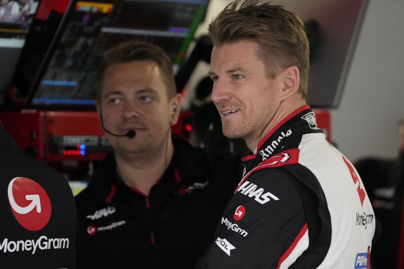 El piloto de Haas Nico Hulkenberg en el taller durante una sesión de prácticas previo al Gran Premio de Japón, el viernes 5 de abril de 2024, en Suzuka. (AP Foto/Hiro Komae)