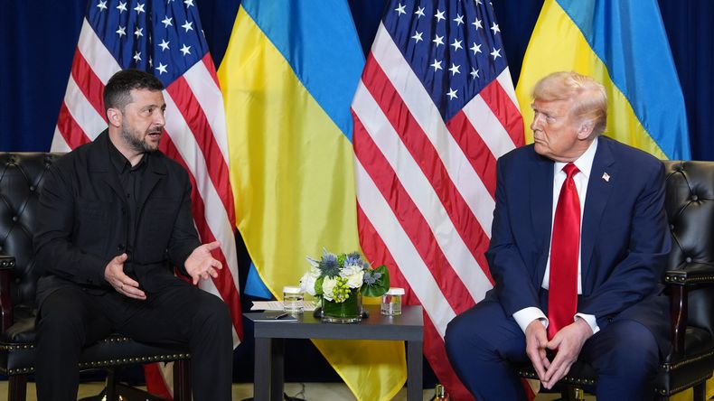 El presidente estadounidense Donald Trump se reúne con su homólogo ucraniano Volodymyr Zelenskyy en la Asamblea General de Naciones Unidas, el martes 23 de septiembre de 2025, en Nueva York. (AP Foto/Evan Vucci)