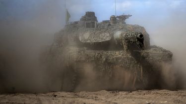 Un tanque militar del ejército alemán, un Leopard 2A6, maniobra durante una visita del presidente alemán, Frank-Walter Steinmeier, al campo de entrenamiento en Pabrade, Lituania, el 30 de mayo de 2023. (Foto AP/Mindaugas Kulbis, Archivo)
