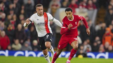 Cody Gakpo del Liverpool pelea por el balón con Carlton Morton del Luton en el encuentro de la LigaPremier el miércoles 21 de febrero del 2024. (AP Foto/Jon Super)