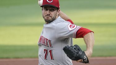 Overton logra 1er triunfo; Rojos blanquean a Piratas