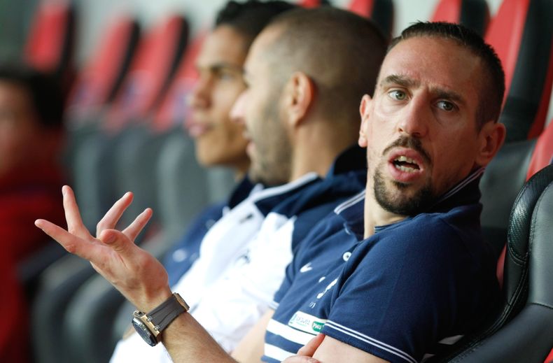 El jugador de la selecci&oacute;n de Francia, Franck Ribery, derecha, gesticula en la banca durante un amistoso contra Paraguay el domingo, 1 de junio de 2014, en Niza. (AP Photo/Claude Paris)
