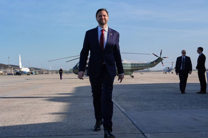 El vicepresidente de Estados Unidos, JD Vance, se dirige a hablar con la prensa antes de abordar el Air Force Two, el viernes 10 de abril de 2026, en la Base Conjunta Andrews, en Maryland, previo a su viaje a Pakistán para entablar conversaciones sobre Irán. (AP Foto/Jacquelyn Martin, pool)