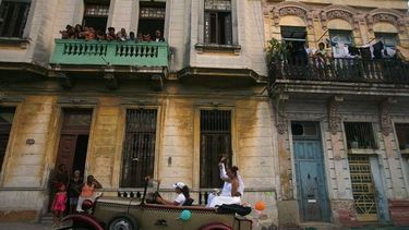 americateve | Los motivos más comunes que mueven a los cubanos a vender sus casas: los ancianos a quienes ?ya la casa les queda muy grande?, y ?los aventureros? que necesitan dinero para pagarse su salida de Cuba.
