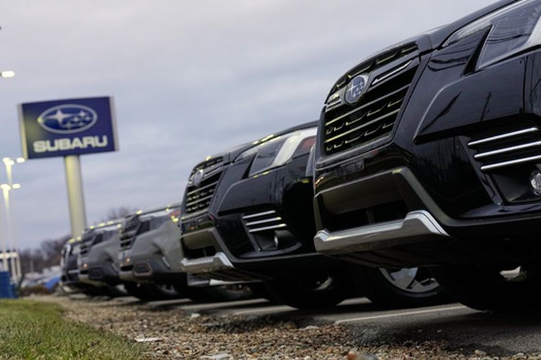 Vehículos estacionados en un concesionario de Subaru en Bedford Auto Mile, en Bedford, Ohio, el viernes 20 de febrero de 2026. (Foto AP/Sue Ogrocki)