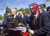 polonia: manifestantes arrojan pintura roja a embajador ruso