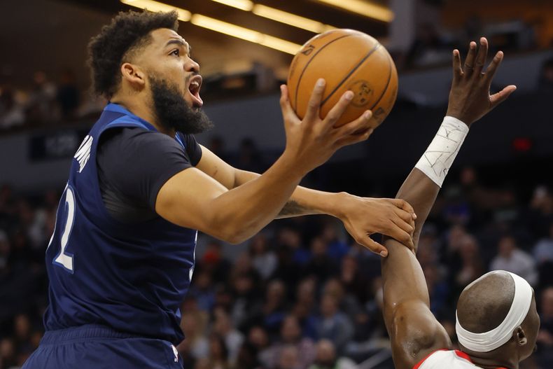Karl-Anthony Towns de los Timberwolves de Minnesota se eleva hacia el aro ante los Trail Blazers de Portland, el lunes 4 de marzo de 2024, en Minneapolis. (AP Foto/Bruce Kluckhohn)