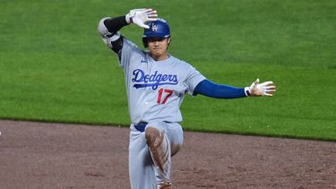Shohei Ohtani, de los Dodgers de Los Ángeles, celebra en la segunda base tras impulsar una carrera con un doblete ante el lanzador de los Piratas de Pittsburgh, Wilber Dotel, durante la séptima entrada de un partido de béisbol en Pittsburgh, el martes 9 de junio de 2026. (Foto AP/Gene J. Puskar)