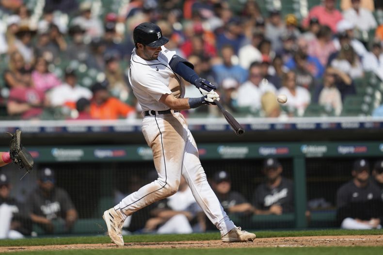 Matt Vierling de los Tigres de Detroit batea un grand slam ante los Rojos de Cincinnati, el jueves 14 de septiembre de 2023, en Detroit. (AP Foto/Paul Sancya)
