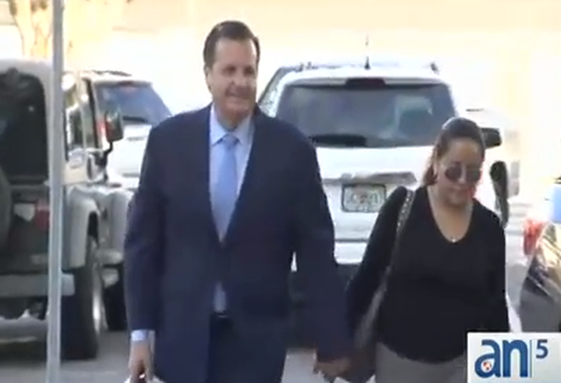 Un ex socio y amigo personal de Julio Robaina testificó hoy que le regalo al ex alcalde un Ferrari por un valor de 142 mil dólares.