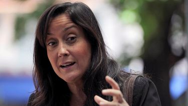 ARCHIVO - La abogada defensora de los derechos humanos Rocío San Miguel, quien dirige una organización privada centrada en cuestiones de seguridad nacional y defensa, habla durante una conferencia en Caracas, Venezuela, el 14 de septiembre de 2011. (AP Foto/Fernando Llano, Archivo)