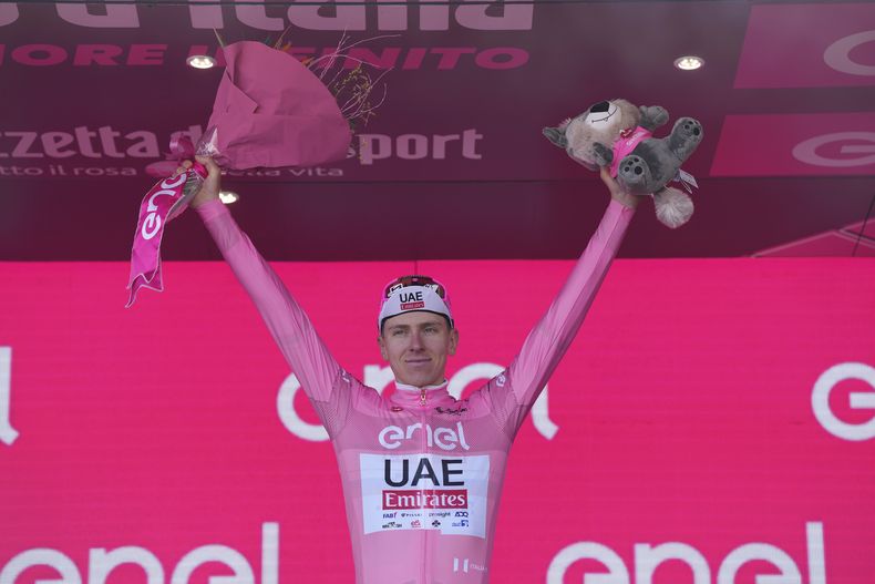 El esloveno Tadej Pogacar porta el maillot rosa de líder general y celebra al final de la cuarta etapa entre Acqui Terme y Andora del Giro de Italia el martes 7 de mayo del 2024. (Gianmattia DAlberto/LaPresse via AP)