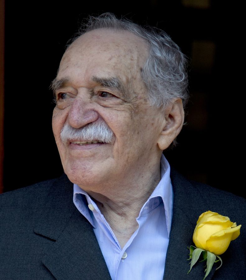 Gabriel Garc&iacute;a M&aacute;rquez saluda a admiradores y periodistas fuera de su casa el d&iacute;a de su cumplea&ntilde;os 87 en una fotograf&iacute;a del 6 de marzo de 2014. Premio Nobel colombiano falleci&oacute; en Ciudad de M&eacute;xico, el jueve