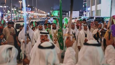 Varios hombres realizan la danza de espadas tradicional saudí, conocida como ardah, en las celebraciones del 96to Día Nacional de Arabia Saudí en Riad, el miércoles 23 de septiembre de 2026. (AP Foto/Baraa Anwer)