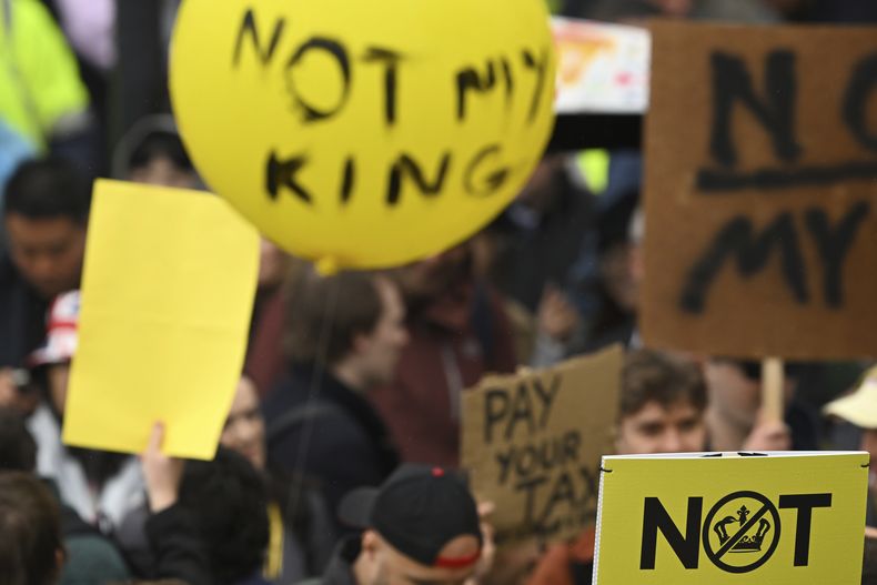 Miembros del grupo antimonárquico República protestan a lo largo del recorrido por el que pasarán el rey Carlos III y Camila, la reina consorte, antes de su coronación, el 6 de mayo de 2023. (Sebastien Bozon/Pool vía AP)