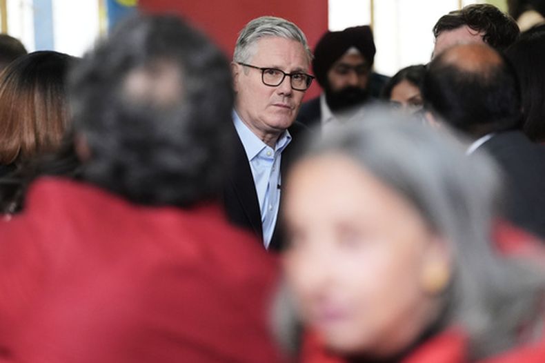 El primer ministro de Reino Unido, Keir Starmer, se reúne con miembros del Partido Laborista en Kingsdown Methodist Church Hall, en Ealing, Londres, el 8 de mayo de 2026, un día después de las elecciones locales. (Stefan Rousseau/PA via AP)