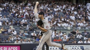 Verlander y Astros cortan racha de Yanquis en casa