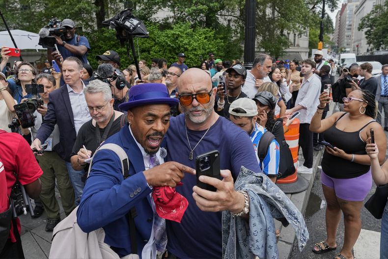 Partidarios de Sean Diddy Combs reaccionan frente a la corte federal de Manhattan después de que Combs fuera declarado culpable de un delito relacionado con prostitución, pero absuelto de los cargos más graves en su juicio en Nueva York, el miércoles 2 de julio de 2025, en Nueva York. (Foto AP/Yuki Iwamura)