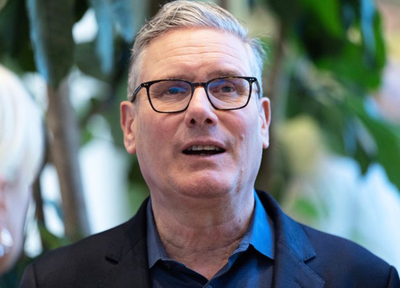 El primer ministro británico, Keir Starmer, habla con vecinos durante una visita a un proyecto de vivienda pública en el norte de Londres, el viernes 19 de junio de 2026. (Peter Macdiarmid/Pool Foto via AP)