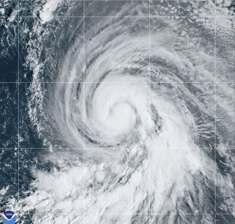 En esta imagen de satélite, proporcionada por la Oficina Nacional de Administración Oceánica y Atmosférica de Estados Unidos (NOAA, por sus siglas en inglés), se ve el huracán Kirk el miércoles 2 de octubre de 2024 en el océano Atlántico. (NOAA vía AP)