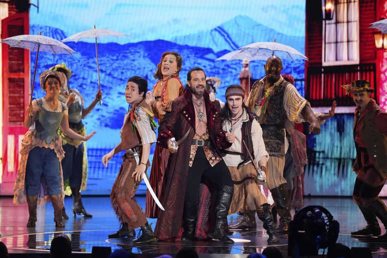 La compañía de Pirates! The Penzance Musical se presenta durante la 78.ª edición de los Premios Tony el domingo 8 de junio de 2025 en el Radio City Music Hall de Nueva York. (Foto Charles Sykes/Invision/AP)