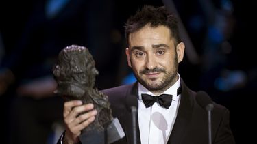 En esta imagen de archivo, el director Juan Antonio Bayona recibe el goya a mejor director durante la ceremonia de entrega de los Premios Goya, en Madrid, el 5 de febrero de 2017. (AP Foto/Daniel Ochoa de Olza, archivo)