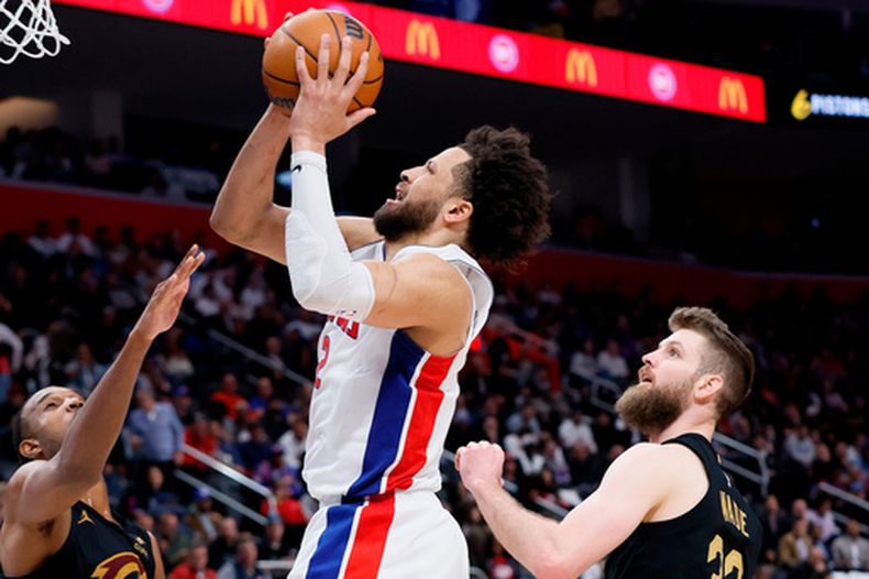 Cade Cunningham, de los Pistons de Detroit, salta hacia la cesta frente a Evan Mobley (izquierda) y Dean Wade, de los Cavaliers de Cleveland, en el duelo de postemporada realizado el martes 5 de mayo de 2026 (AP Foto/Duane Burleson)
