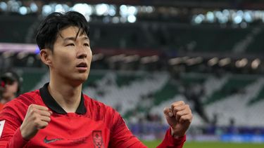 Son Heung-Min celebra tras la victoria de Corea del Sur por penales ante Arabia Saudí en los octavos de final de la Copa Asia, el martes 30 de enero de 2024, en Rayán, Qatar. (AP Foto/Thanassis Stavrakis)