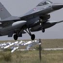 ARCHIVO - Un avión de combate F-16 de la fuerza aérea noruega aterriza en una base aérea turca, en Konya, Turquía, el 8 de septiembre de 2004. (AP Foto/Burhan Ozbilici, Archivo)