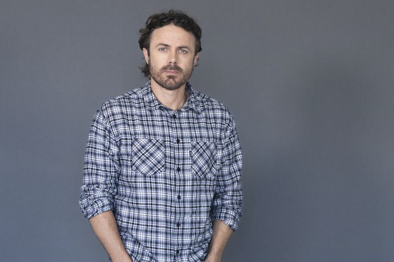 El actor Casey Affleck posa para promocionar la película The Instigators el viernes 26 de julio de 2024 en Boston. (Foto AP/Reba Saldanha)