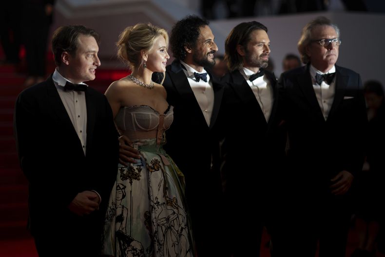 Gabriel Sherman, de izquierda a derecha, Maria Bakalova, el director Ali Abbasi, Sebastian Stan, y Martin Donovan posan para fotógrafos a su salida de la premiere de la película The Apprentice en la 77a edición del Festival de Cine de Cannes, en Francia el lunes 20 de mayo de 2024. (Foto Scott A Garfitt/Invision/AP)