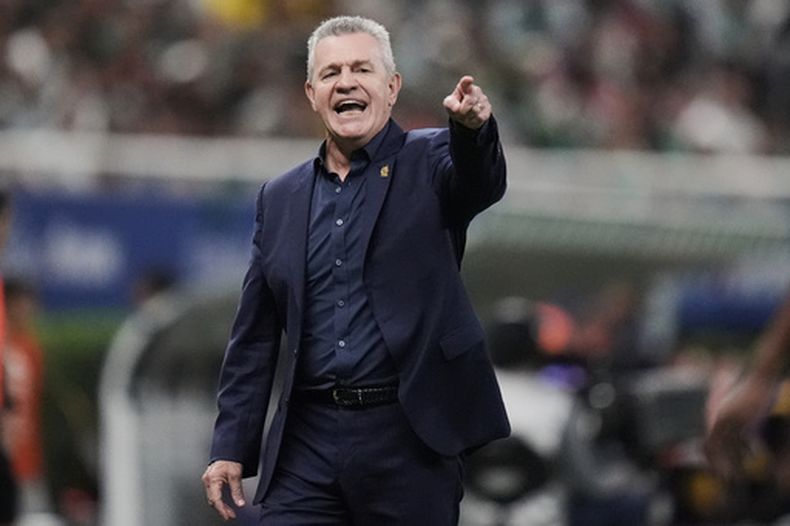 ARCHIVO - El técnico de México Javier Aguirre dando instrucciones durante un partido amistoso contra Ecuador, el martes 14 de octubre de 2025, en Guadalajara. (AP Foto/Eduardo Verdugo)