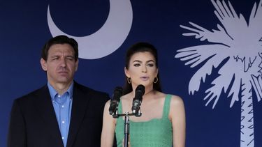 El gobernador de Florida, Ron DeSantis, observa a su esposa Casey DeSantis durante un evento de campaña, el 2 de junio de 2023, en Bluffton, Carolina del Sur. (AP Foto/Meg Kinnard, Archivo)