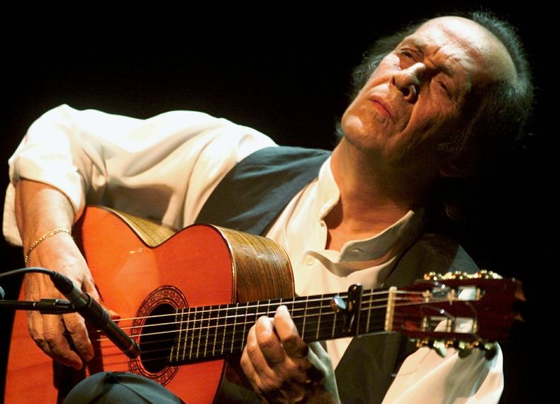 En esta foto del 12 de julio del 2001, el guitarrista espa&ntilde;ol Paco de Luc&iacute;a toca en el Festival de Jazz de Montreux en Montreux, Suiza. El superastro de la guitarra espa&ntilde;ola y genio del flamenco muri&oacute; el martes 25 de febrero de