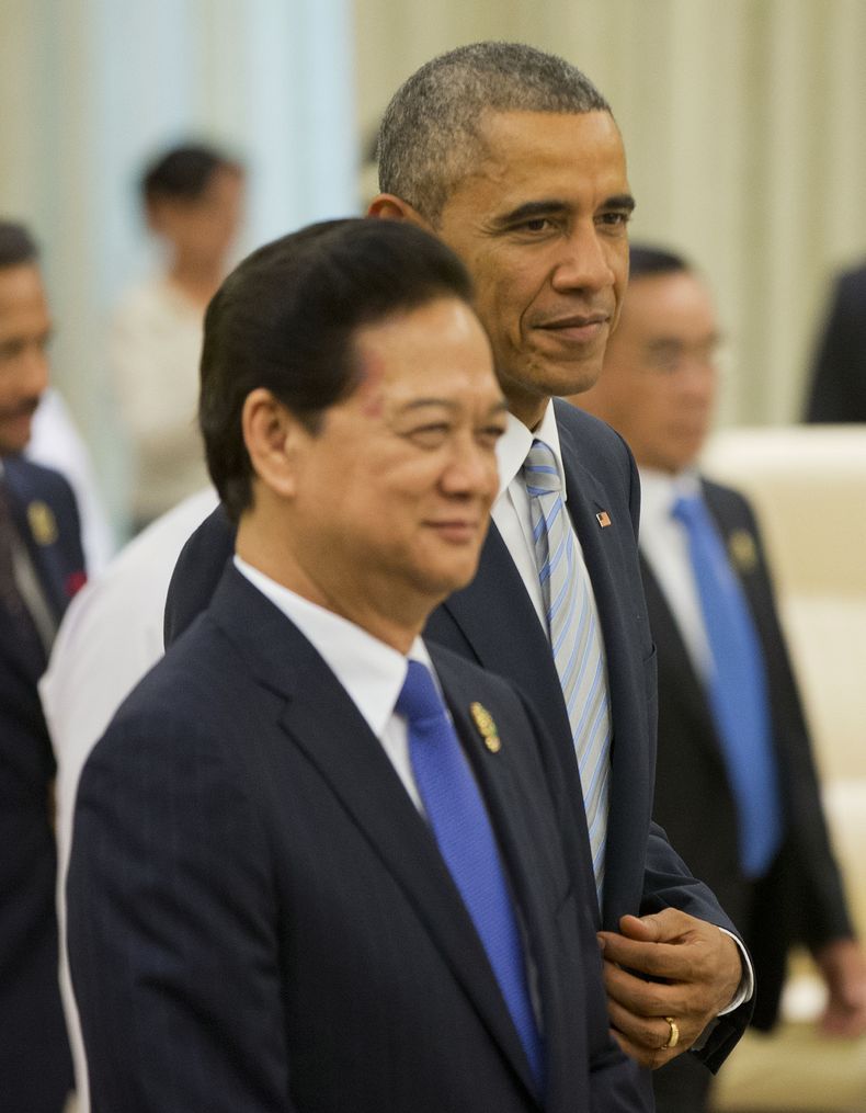 El presidente de Estados Unidos, Barack Obama (derecha), y el primer ministro de Vietnam, Nguyen Tan Dung, a su llegada a la cumbre EE.UU.-ASEAN (Asociaci&oacute;n de Naciones del Suereste y Este de Asia) en el Centro de Convenciones Internacional de Mian