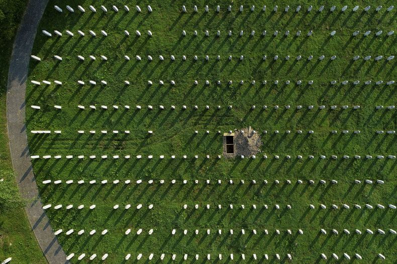 La foto tomada con un dron muestra una vista aérea del Centro Conmemorativo del Genocidio de Srebrenica y una tumba recientemente cavada en Potocari, Bosnia. 10 de julio de 2023. Las víctimas recientemente identificadas de la masacre son enterradas anualmente aquí el 11 de julio. (AP Foto/Armin Durgut)