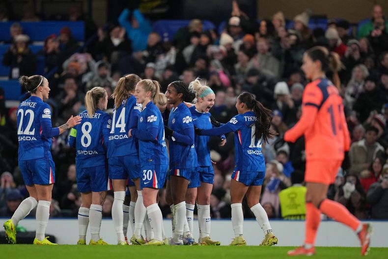 Ellie Carpenter (2da de derecha a izquierda), del Chelsea, festeja luego de marcar el primer tanto ante Barcelona, el jueves 20 de noviembre de 2025, en un encuentro de la Liga de Campeones femenina (AP Foto/Kin Cheung)