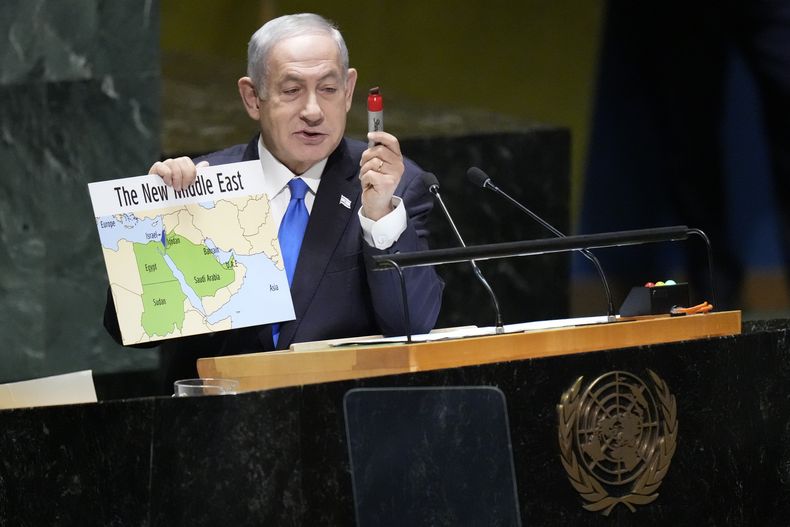 El primer ministro israelí Benjamin Netanyahu pronuncia un discurso ante la 78ma sesión de la Asamblea General de Naciones Unidas en la sede de la ONU, el viernes 22 de septiembre de 2023. (AP Foto/Mary Altaffer)