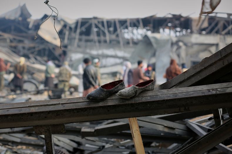 ARCHIVO – Residentes y rescatistas inspeccionan el sitio de un ataque aéreo realizado en las últimas horas del lunes contra un hospital de rehabilitación de adicciones en Kabul, Afganistán, el martes 17 de marzo de 2026. (AP Foto/Siddiqullah Alizai, Archivo)