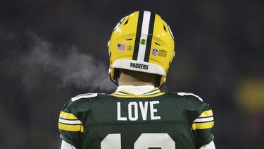 ARCHIVO- Jordan Love, quarterback de Green Bay, calienta previo a un partido de la NFL en contra de los Lions de Detroit, el domingo 8 de enero de 2023, en Green Bay, Wisconsin. Love sabe de la presión y el escrutinio que tendrá en toda la temporada por tomar el lugar de Aaron Rodgers, quien fue intercambiado a los Jets de Nueva York. (AP Foto/Jeffrey Phelps, Archivo)